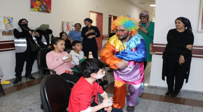 Erzurum'da hastanede yatan çocuklar palyaçolu sürprizle moral buldu
