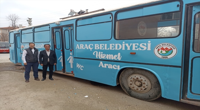 Eski otobüsler geri dönüşüm malzemeleriyle festival için yeniden tasarlandı