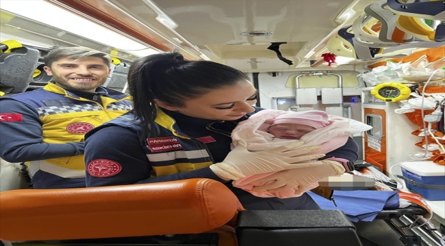 Eskişehir'de bir bebek dünyaya gözlerini ambulansta açtı