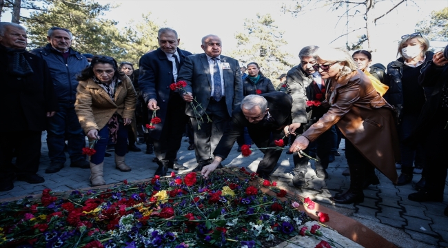 Gazeteci-yazar Uğur Mumcu ölümünün 30'uncu yılında mezarı başında anıldı