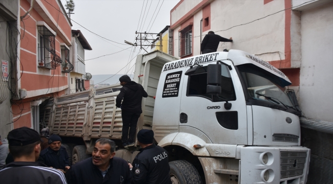 Gaziantep'te freni arızalanan kamyonun çarptığı evdeki kişi yaralandı