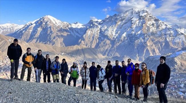 Hakkari'de doğaseverler Bay Kalesi'nin bulunduğu bölgeye tırmandı