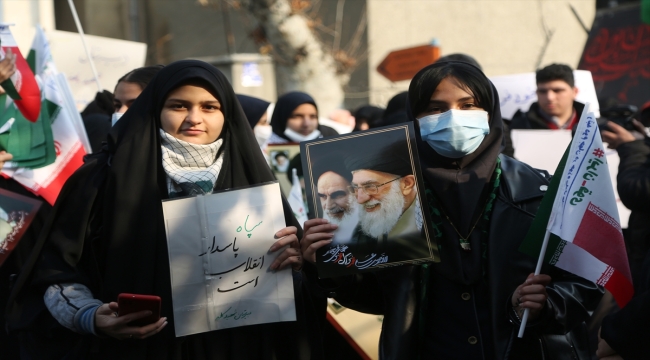 İranlı öğrenciler Fransız Charlie Hebdo dergisinin "Hamaney karikatürlerini" protesto etti