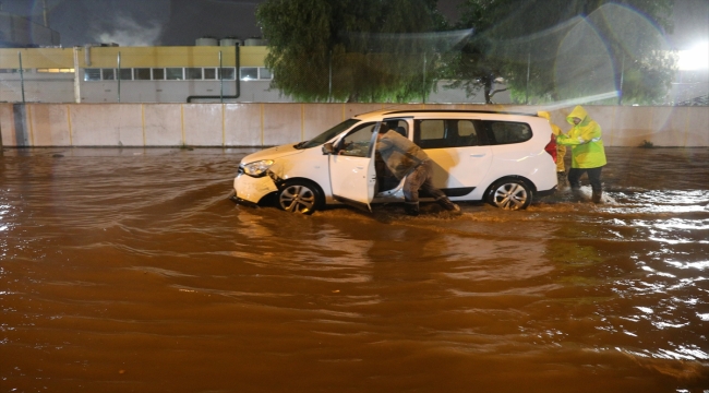 İzmir'de sağanak yağış etkili oluyor