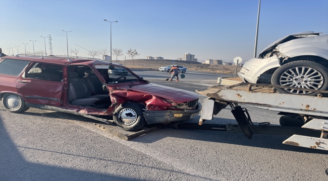 Kayseri'de iki otomobilin çarpıştığı kazada 7 kişi yaralandı