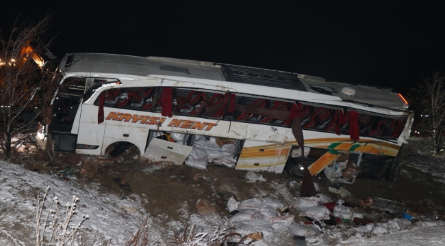 Kayseri'de yolcu otobüsünün devrilmesi sonucu 3 kişi öldü, 25 kişi yaralandı