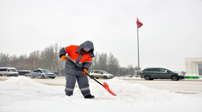 Kırgızistan'ın başkenti Bişkek'te soğuk hava ve kar etkili oluyor