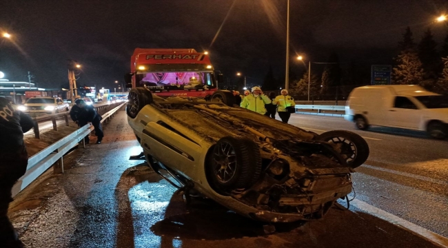 Kocaeli'de devrilen otomobildeki 4 kişi yaralandı