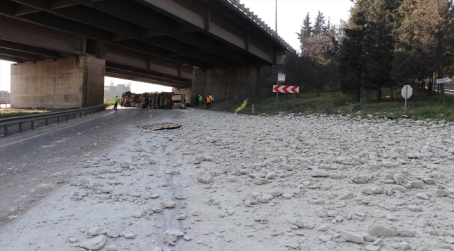 Kocaeli'de devrilen tır nedeniyle D-100'ün İstanbul yönü ulaşıma kapandı