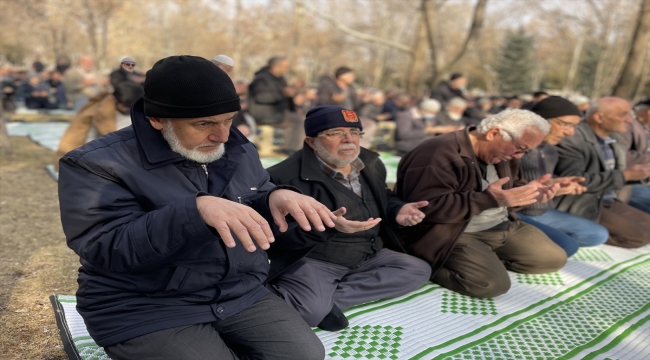 Konya'da tarihi namazgahta yağmur duası