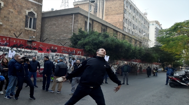 Lübnan'da hesaplarındaki paraları çekemeyen mudiler Merkez Bankasını protesto etti