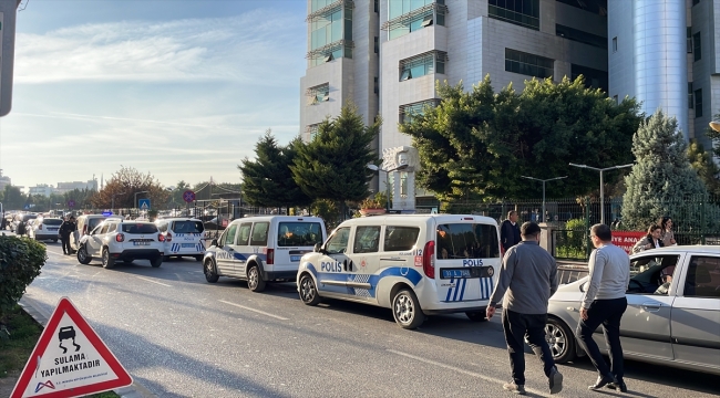 Mersin'de cinayet davası öncesi taraflar arasında çıkan kavgada 1 kişi yaralandı