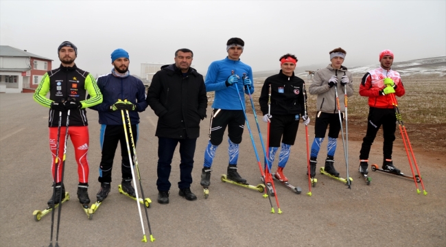 Muş'ta kar yağmayınca kayak takımı sporcuları asfaltta antrenman yapıyor