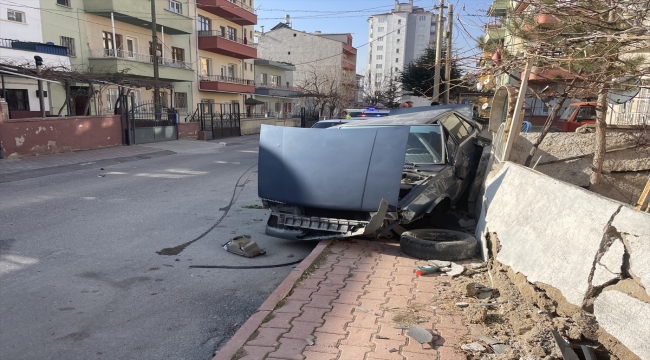 Niğde'de otomobille polisten kaçmaya çalışan 3 çocuk, kaza yapınca yakalandı