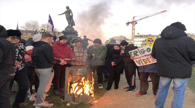 Paris'te gençler hükümetin emeklilik reformuna karşı yürüdü