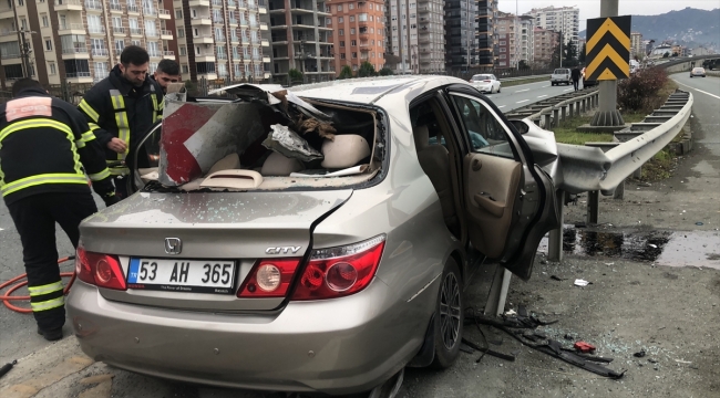 Rize'de refüje çarpan otomobilin sürücüsü hayatını kaybetti