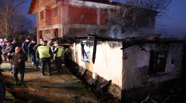 Sakarya'da yangında mahsur kalan felçli kadın öldü, eşi ve oğlu yaralandı