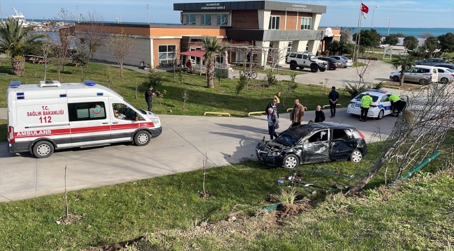Samsun'da devrilen otomobildeki 3 genç yaralandı