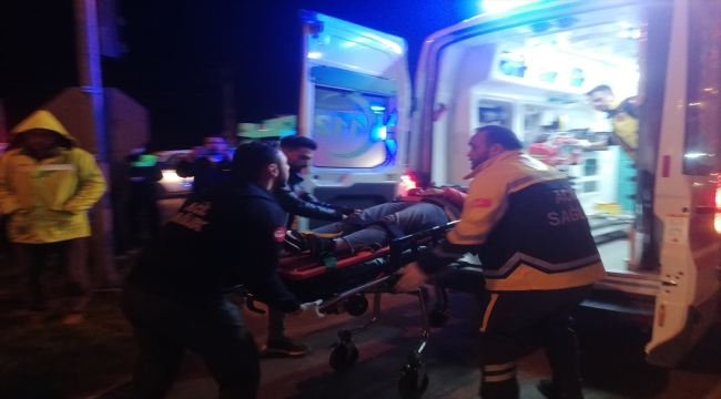 Samsun'da otomobil ile hafif ticari aracın çarpışması sonucu 6 kişi yaralandı 