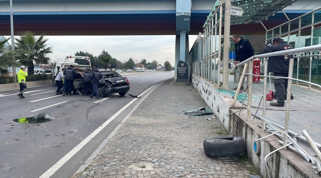 Samsun'da otomobilin çarptığı tramvay durağında hasar oluştu