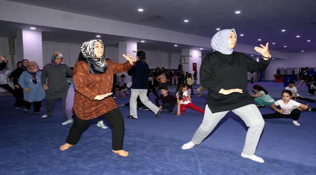 Sivas'ta şampiyon sporcuların anne ve babaları da wushu öğreniyor