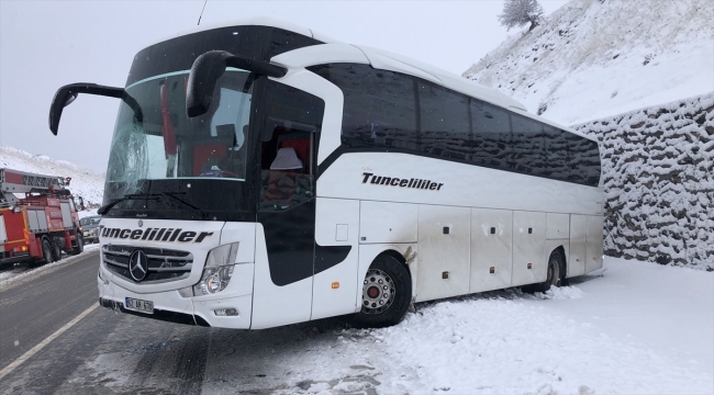 Tunceli'de buzlu yolda kayan yolcu otobüsü tabelaya çarptı 