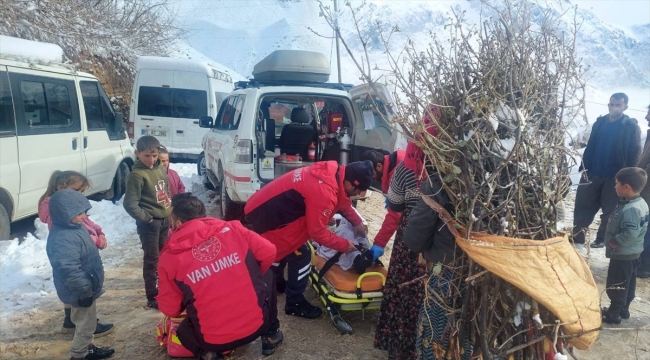 Yolu kapalı mezradaki 90 yaşındaki hasta, 5 saatlik çalışmayla hastaneye ulaştırıldı