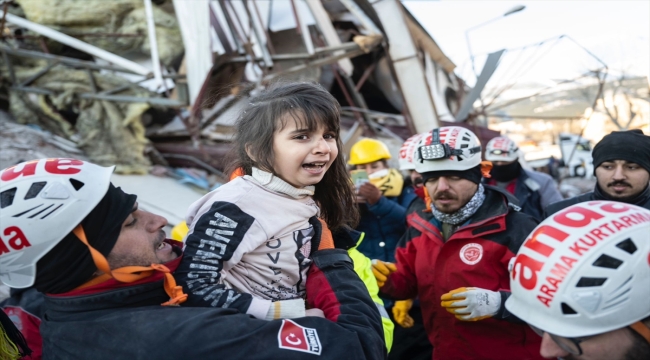 7 yaşındaki çocuk Kahramanmaraş'ta enkazdan 61 saat sonra yaralı kurtarıldı