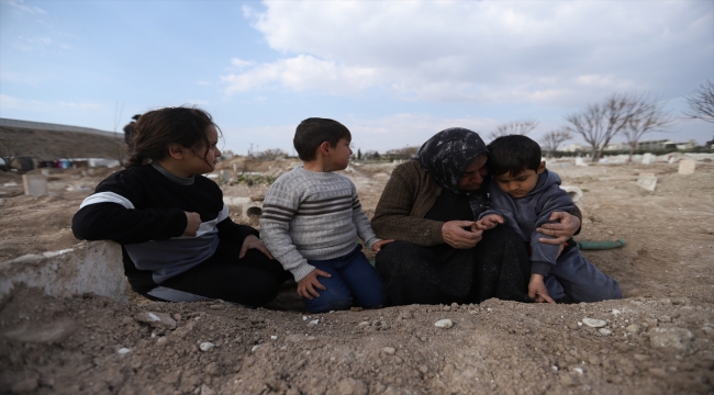 Afrin'de enkazdan çıkartılan aile bireylerinin cenazeleri yan yana aynı mezara defnedildi