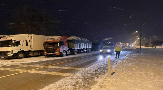 Afyonkarahisar'da kar yağışı etkili oluyor