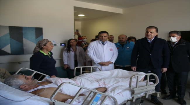 AK Parti Sözcüsü Çelik, Adana'da hastanedeki depremzedeleri ziyaret etti