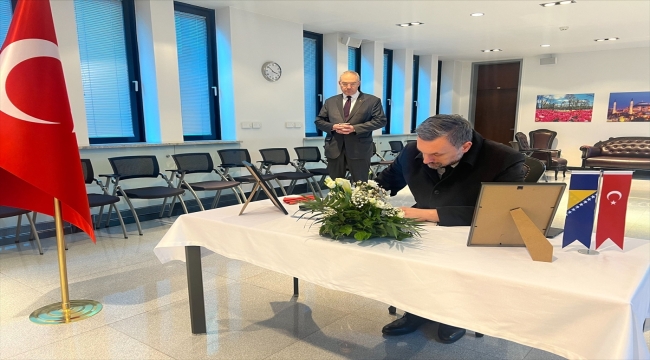 Almanya Başbakanı Olaf Scholz Berlin Büyükelçiliği'nde taziye defterini imzaladı