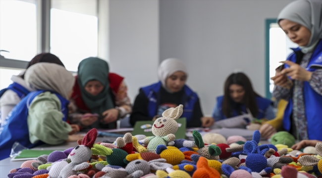 "Amigurumi" tekniğiyle ördükleri bebekler depremzede çocukları sevindirecek