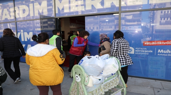 Antalya'da deprem bölgesine ve kente gelen depremzedelere yardımlar sürüyor