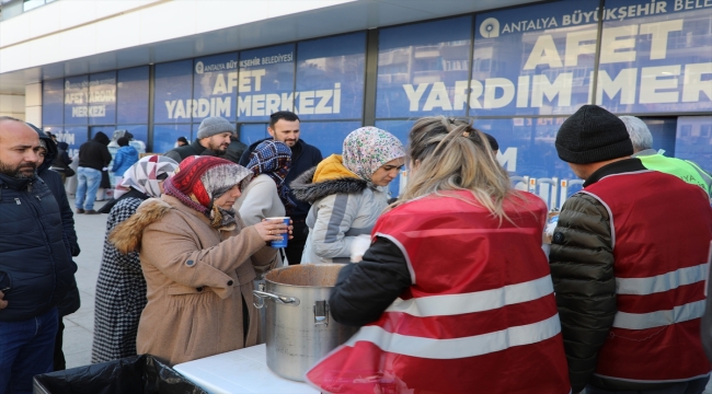 Antalya'da depremzedelere destekler sürüyor