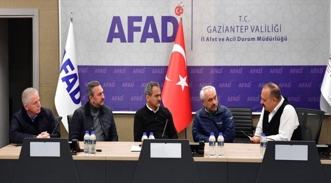 Bakan Özer, Gaziantep'teki AFAD Koordinasyon Merkezi'ni ziyaret etti