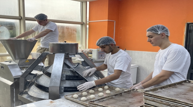 Bursa'daki meslek lisesinin fırınında deprem bölgesi için 24 saat ekmek üretiliyor