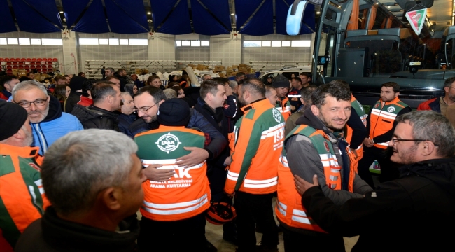 Deprem bölgesinde 25 kişiyi enkazdan kurtaran ISAK ekibi Isparta'ya döndü