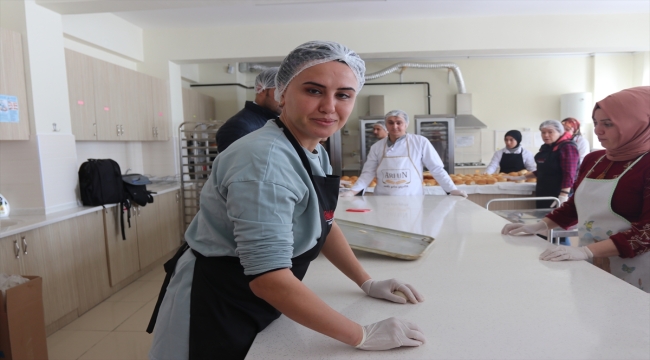 Deprem bölgesindeki jandarma personelinin eşleri depremzedeler için ekmek üretiyor