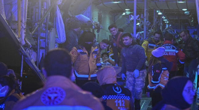 Deprem bölgesinden 51 yaralı uçakla İstanbul'a getirildi 