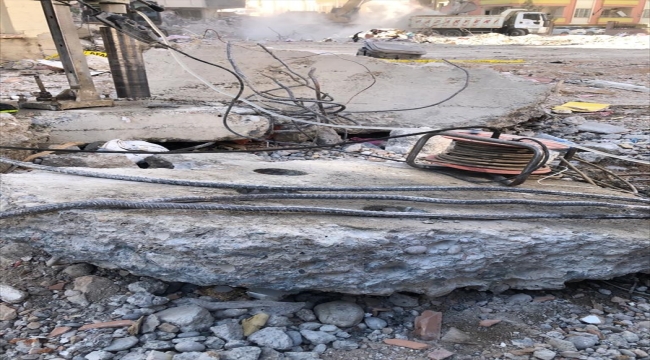 Deprem soruşturması kapsamında yıkılan binalardan deliller toplanıyor