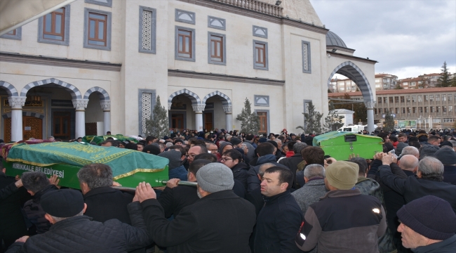 Depremde hayatını kaybeden anne ve 2 çocuğu Kırıkkale'de defnedildi