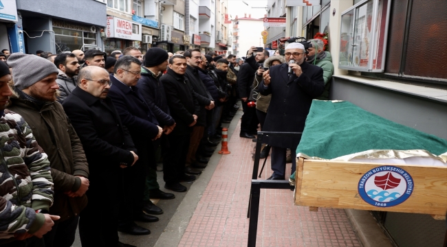 Depremlerde hayatını kaybeden 3 kişinin cenazesi, Trabzon ve Ordu'da defnedildi