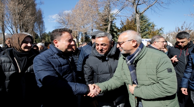 DEVA Partisi Genel Başkanı Babacan, Diyarbakır'da çadır kentteki depremzedeleri ziyaret etti