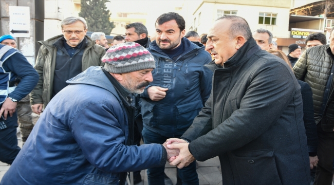 Dışişleri Bakanı Çavuşoğlu, Gaziantep'teki deprem bölgelerini gezdi