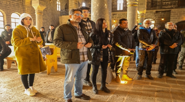 Diyarbakır'da Surp Giragos Ermeni Kilisesi'nde depremzedeler için dua edildi