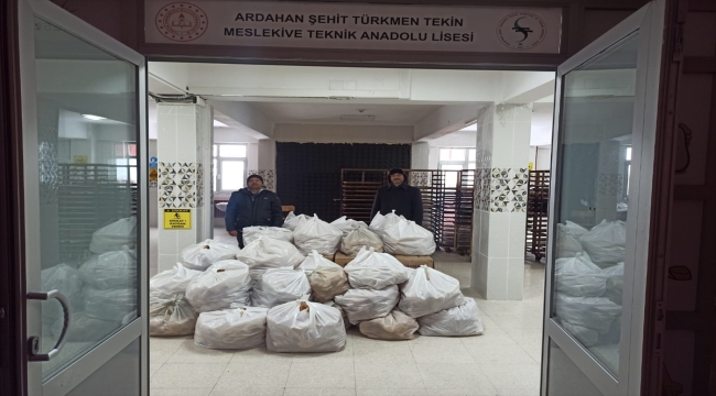 Doğu Anadolu'da okullarda öğrencilerce üretilen ekmekler depremzedelere gönderiliyor
