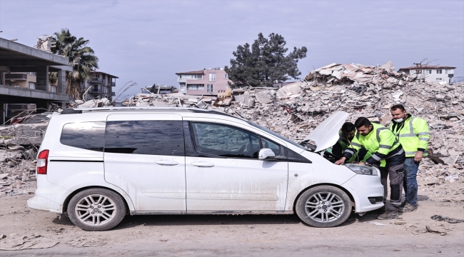 DSİ Aydın tamir ekibi, aracı arızalanan depremzedelerin yardımına koşuyor