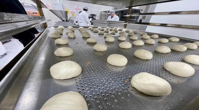 Düzce, Bolu ve Kocaeli'de öğretmen ve öğrenciler depremzedeler için ekmek üretiyor