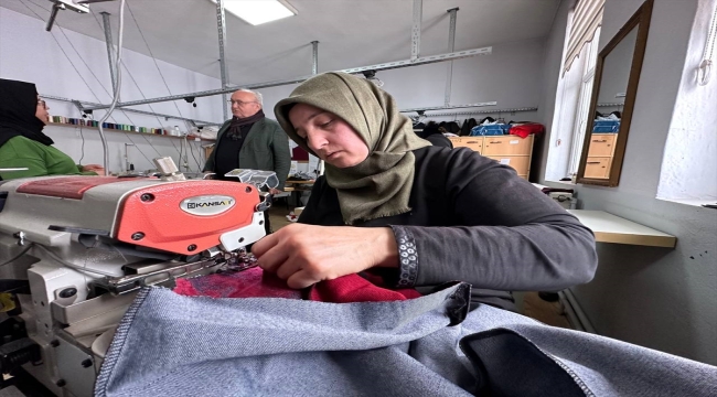 Düzce'de tekstil işçileri gönüllü mesai yaparak depremzedelere battaniye dikiyor